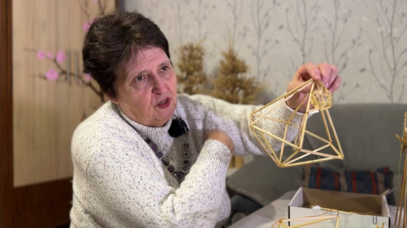 "Солома дає велику енергетику": як жінка з Чернігівщини виготовляє різдвяних "павуків" із соломи