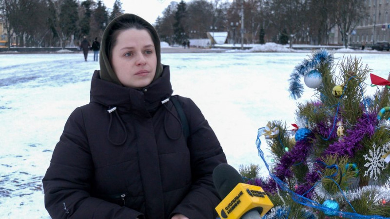 Символізує стійкість: чернігівці власноруч встановили ялинку на центральній площі міста