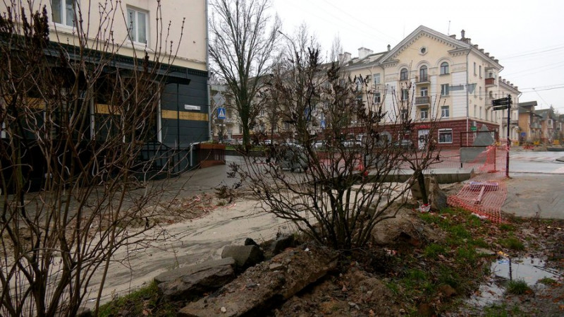 Люди скаржаться на бруд та незручності: коли закінчать ремонт доріг на Коцюбинського та Єськова у Чернігові