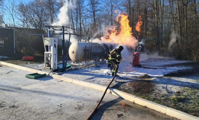 Через ворожий обстріл Семенівки постраждали жінка і підліток