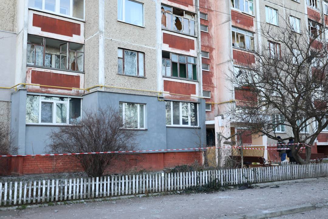 Чернігів під ударами ворожих безпілотників: мешканці не постраждали, міські служби ліквідовують наслідки