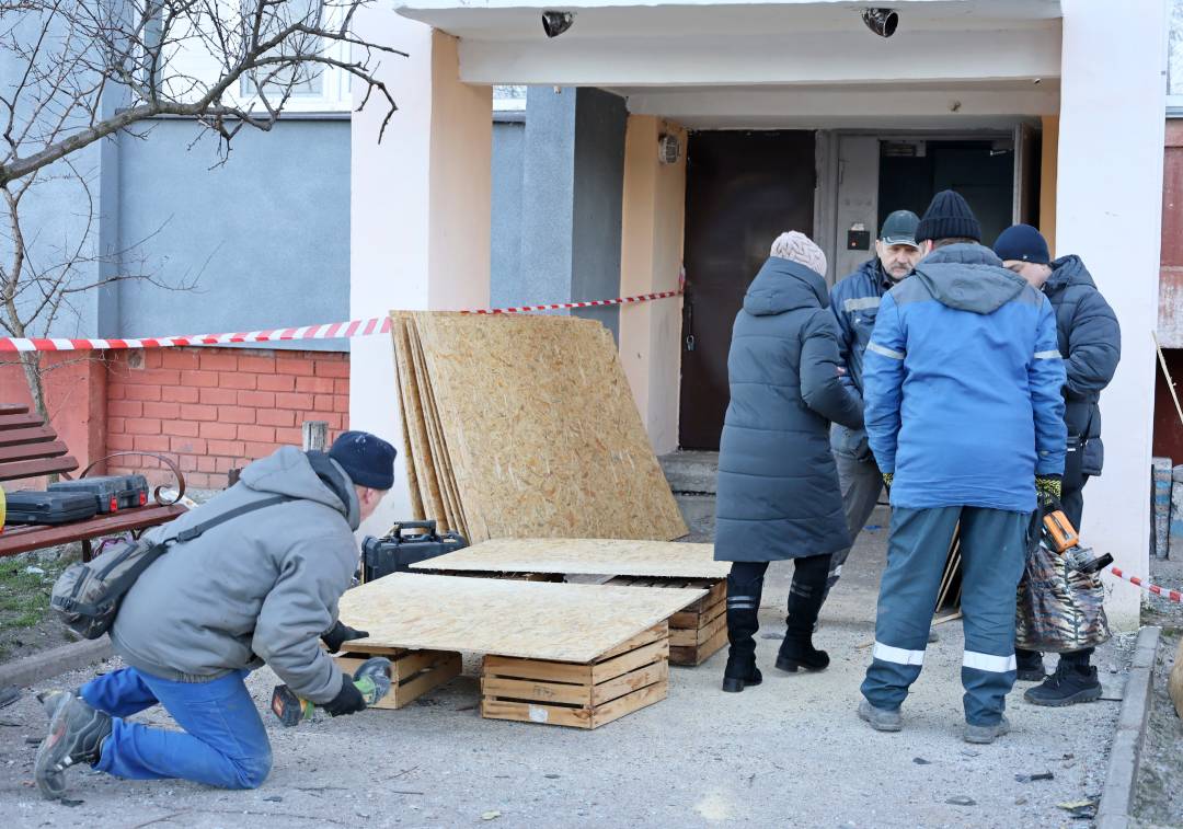Чернігів під ударами ворожих безпілотників: мешканці не постраждали, міські служби ліквідовують наслідки