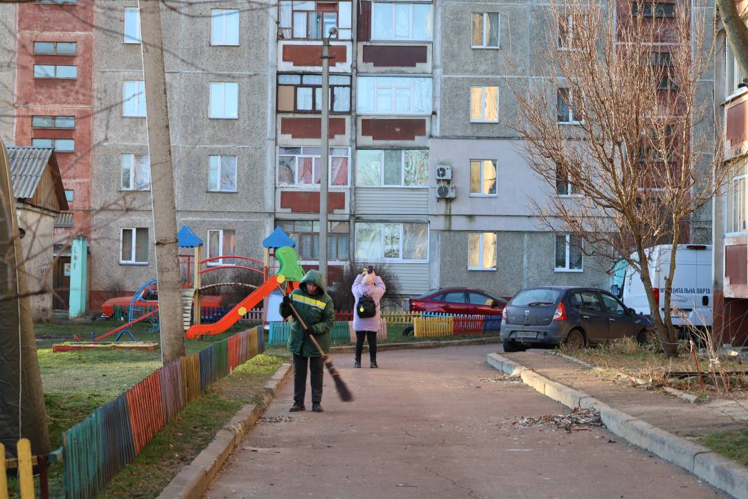 Чернігів під ударами ворожих безпілотників: мешканці не постраждали, міські служби ліквідовують наслідки