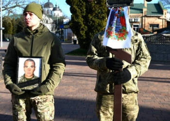 Чорний день: у Ніжині прощалися із полеглим воїном Чорний день: у Ніжині прощалися із полеглим воїном
