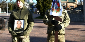 Чорний день: у Ніжині прощалися із полеглим воїном