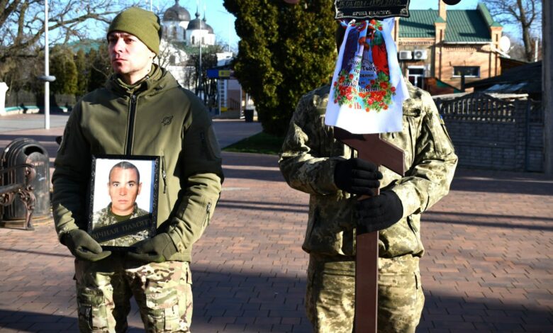 Чорний день: у Ніжині прощалися із полеглим воїном