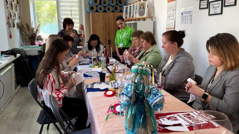 "Знайшла заняття, що лікує душу": понад 150 ляльок-мотанок за сім років виготовила Світлана Мажуга з Чернігівщини