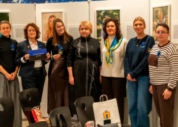 У Німеччині відбулася виставка, де представили історію чернігівки, яка майже 2,5 роки чекає на сина, що зник безвісти