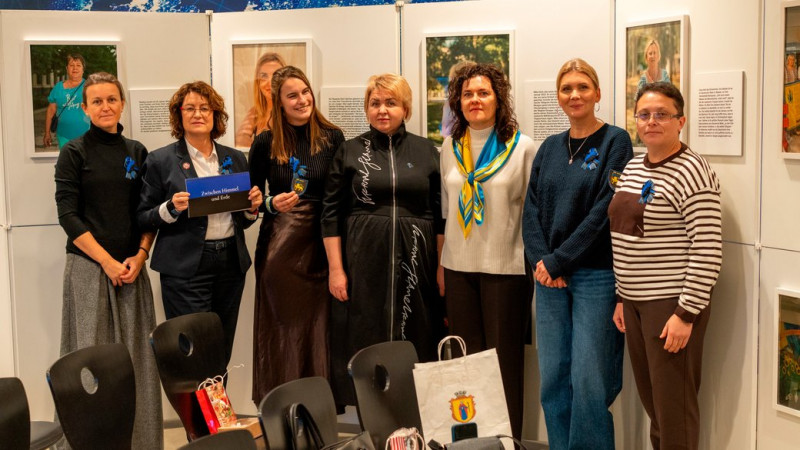 У Німеччині відбулася виставка, де представили історію чернігівки, яка майже 2,5 роки чекає на сина, що зник безвісти