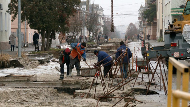 Люди скаржаться на бруд та незручності: коли закінчать ремонт доріг на Коцюбинського та Єськова у Чернігові
