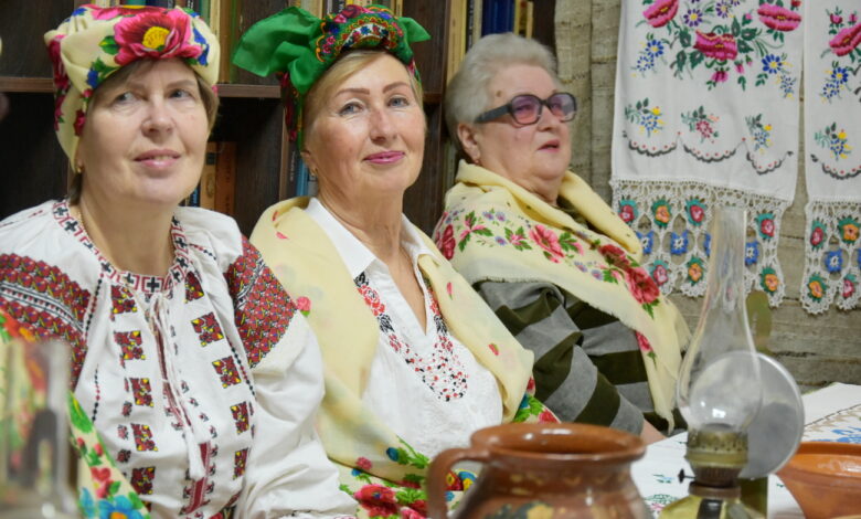 Давні вечорниці відтворювали студентки Університету третього віку на Чернігівщині (Фото)
