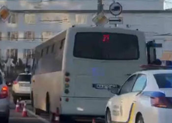 Двоє пасажирів із травмами: у Чернігові в ДТП потрапив міський автобус і навчальне авто (Відео) Двоє пасажирів із травмами: у Чернігові в ДТП потрапив міський автобус і навчальне авто (Відео)