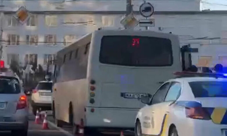 Двоє пасажирів із травмами: у Чернігові в ДТП потрапив міський автобус і навчальне авто (Відео)