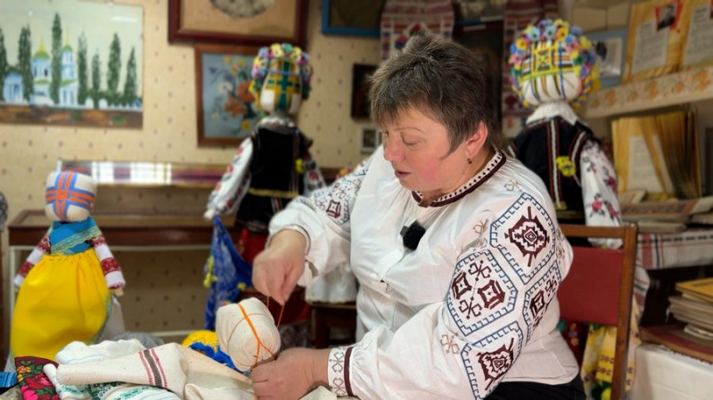 "Знайшла заняття, що лікує душу": понад 150 ляльок-мотанок за сім років виготовила Світлана Мажуга з Чернігівщини