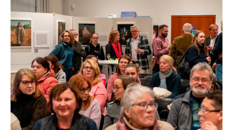 У Німеччині відбулася виставка, де представили історію чернігівки, яка майже 2,5 роки чекає на сина, що зник безвісти