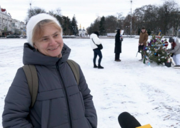 Символізує стійкість: чернігівці власноруч встановили ялинку на центральній площі міста Символізує стійкість: чернігівці власноруч встановили ялинку на центральній площі міста