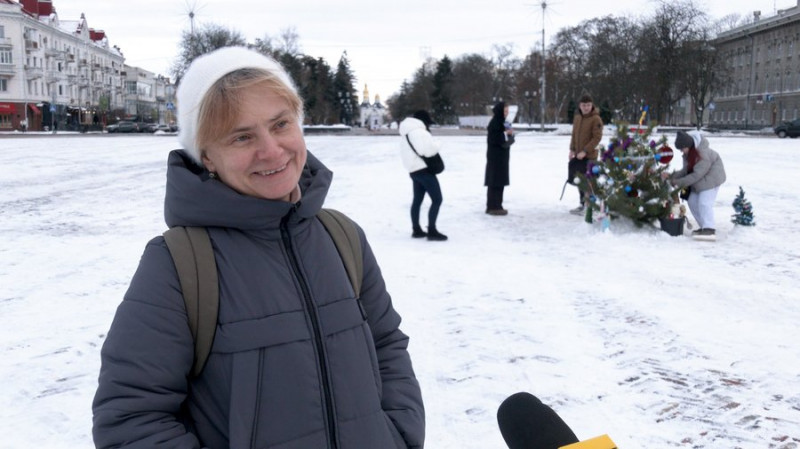 Символізує стійкість: чернігівці власноруч встановили ялинку на центральній площі міста