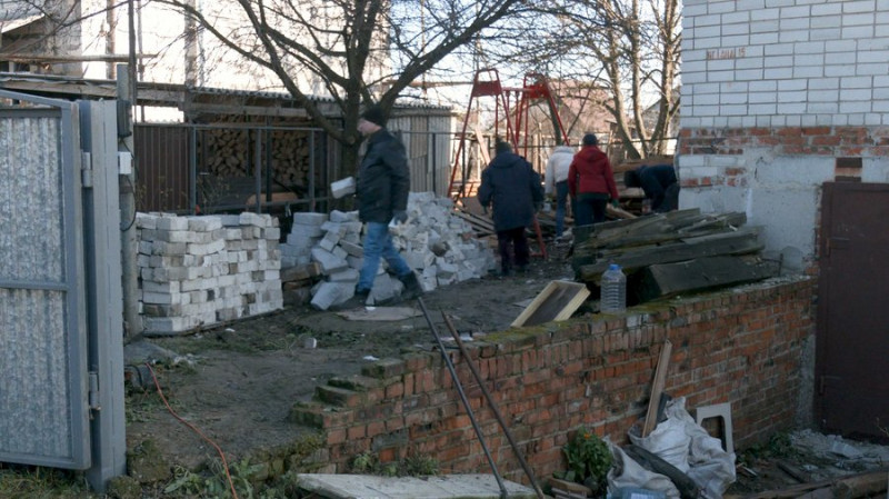 Виносять згорілі речі та розбирають стіни: у Киїнці біля Чернігова розбирають завали будинку, в який влучив БпЛА