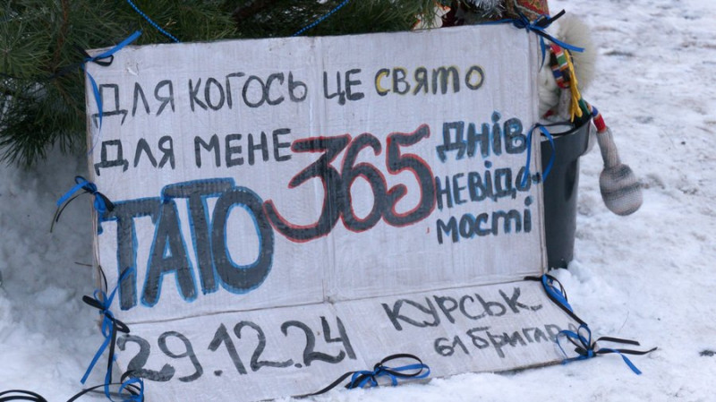 Символізує стійкість: чернігівці власноруч встановили ялинку на центральній площі міста