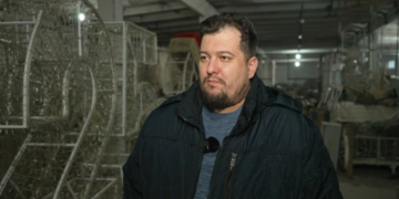 Ковзанка поламана, а головна ялинка перебуває у мішках: як зберігають ілюмінацію та святкові прикраси у Чернігові