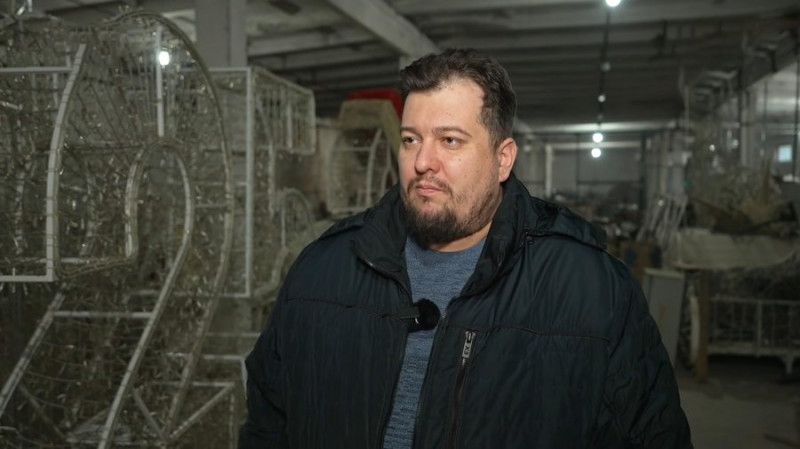 Ковзанка поламана, а головна ялинка перебуває у мішках: як зберігають ілюмінацію та святкові прикраси у Чернігові