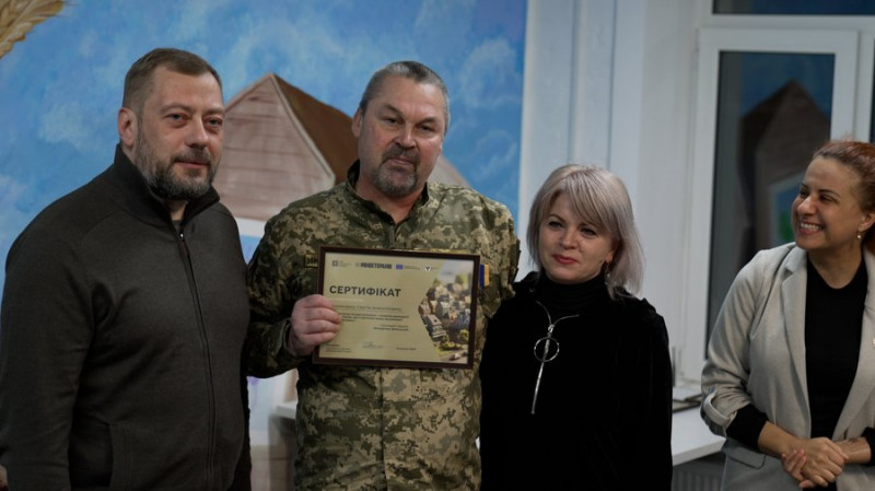 "Це своє житло": у Чернігові ветеранам війни вручили сертифікати на житло