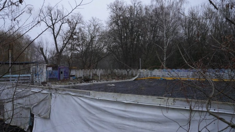 Ковзанка поламана, а головна ялинка перебуває у мішках: як зберігають ілюмінацію та святкові прикраси у Чернігові