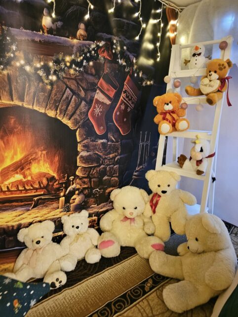 Із колесом огляду та паровозом: у громаді на Чернігівщині діти й дорослі в захваті від новорічної кімнати