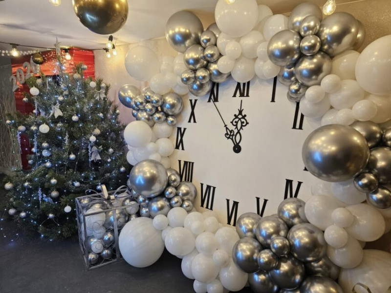 Із колесом огляду та паровозом: у громаді на Чернігівщині діти й дорослі в захваті від новорічної кімнати