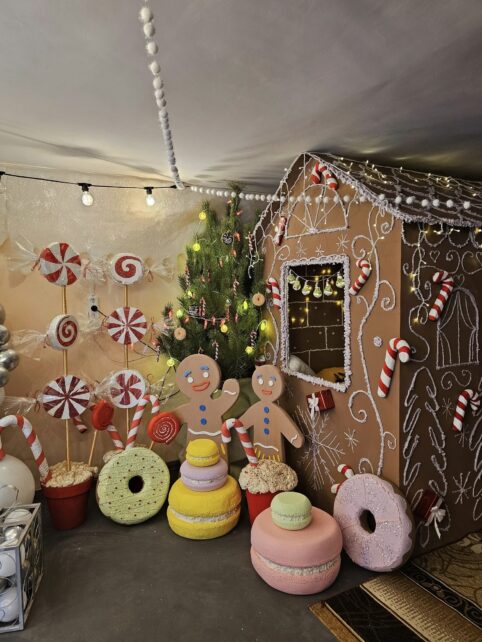 Із колесом огляду та паровозом: у громаді на Чернігівщині діти й дорослі в захваті від новорічної кімнати