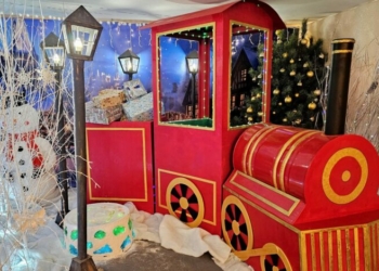Із колесом огляду та паровозом: у громаді на Чернігівщині діти й дорослі в захваті від новорічної кімнати