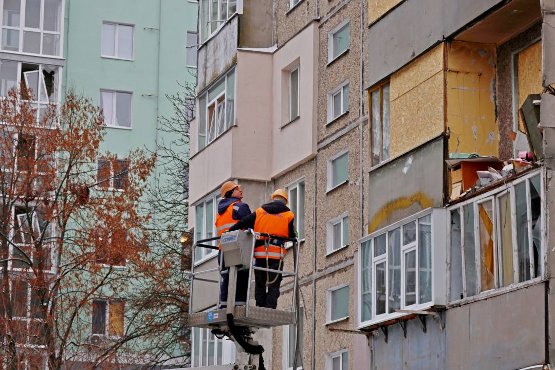 Комунальні служби продовжують ліквідацію наслідків удару безпілотника по житловому будинку в Чернігові