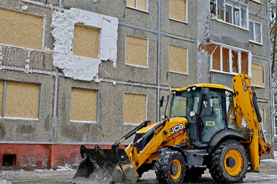 Комунальні служби продовжують ліквідацію наслідків удару безпілотника по житловому будинку в Чернігові