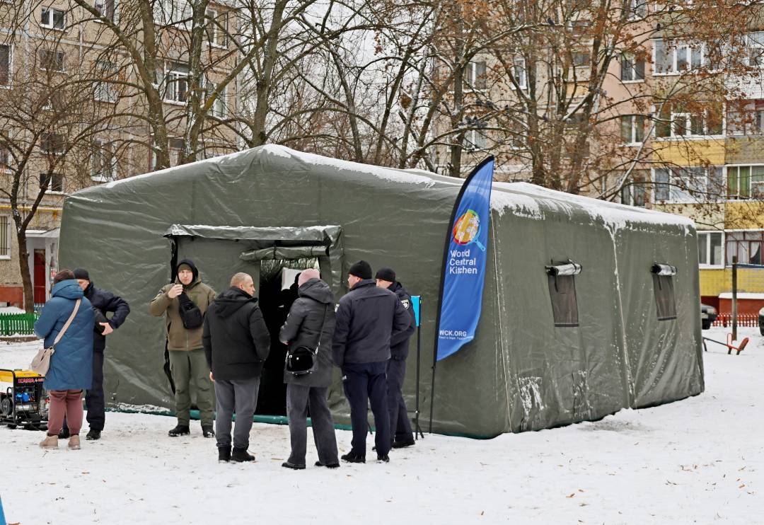 Комунальні служби продовжують ліквідацію наслідків удару безпілотника по житловому будинку в Чернігові
