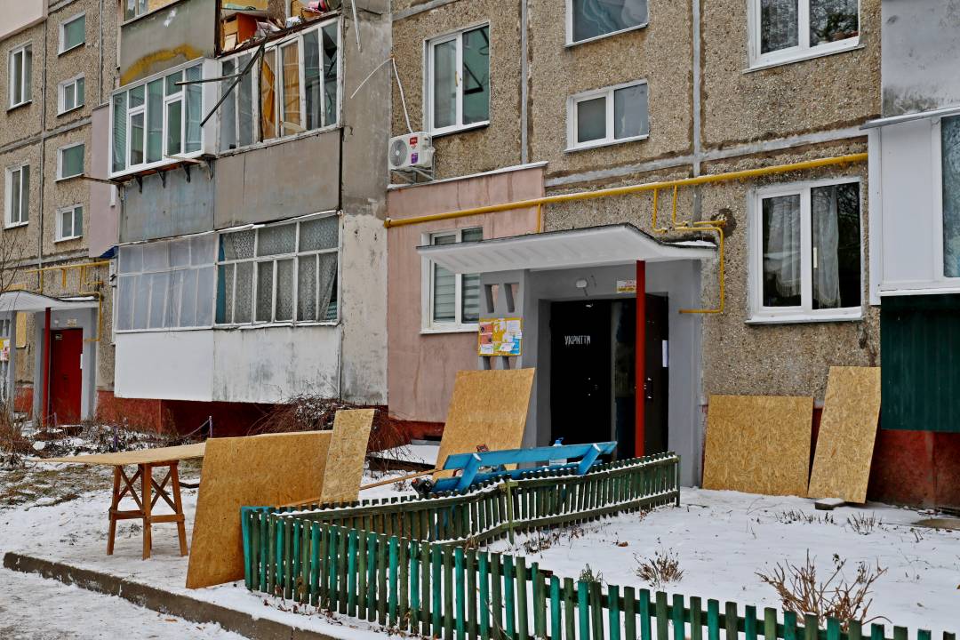 Комунальні служби продовжують ліквідацію наслідків удару безпілотника по житловому будинку в Чернігові