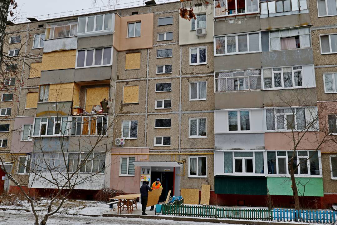 Комунальні служби продовжують ліквідацію наслідків удару безпілотника по житловому будинку в Чернігові