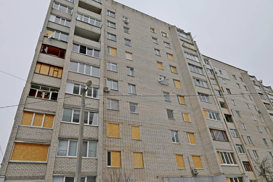 Комунальні служби продовжують ліквідацію наслідків удару безпілотника по житловому будинку в Чернігові