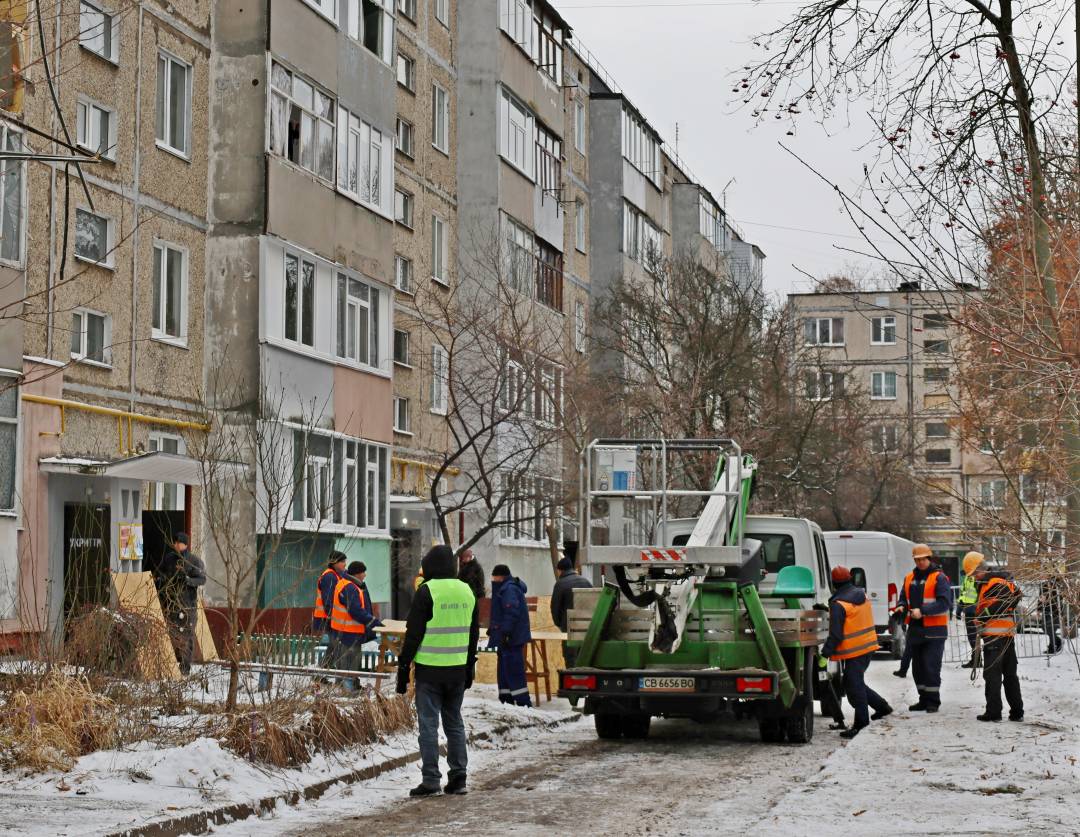 Комунальні служби продовжують ліквідацію наслідків удару безпілотника по житловому будинку в Чернігові
