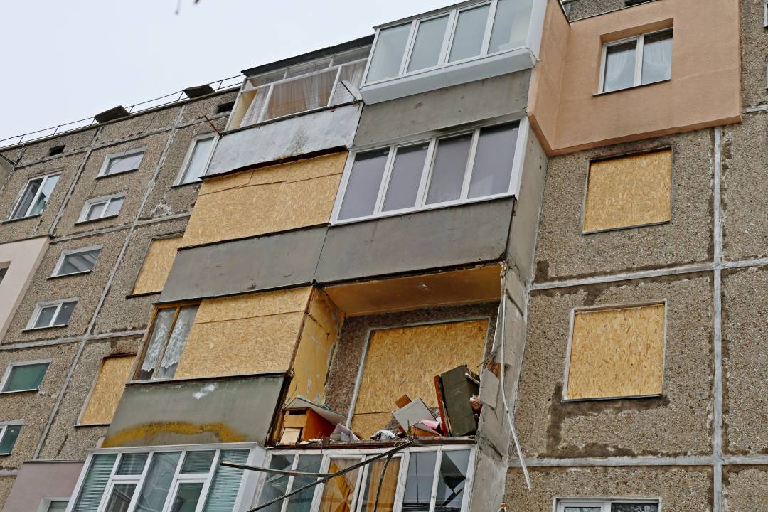 Комунальні служби продовжують ліквідацію наслідків удару безпілотника по житловому будинку в Чернігові