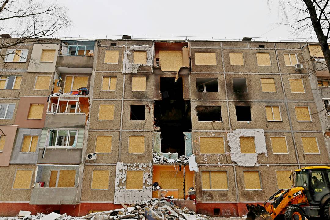 Комунальні служби продовжують ліквідацію наслідків удару безпілотника по житловому будинку в Чернігові