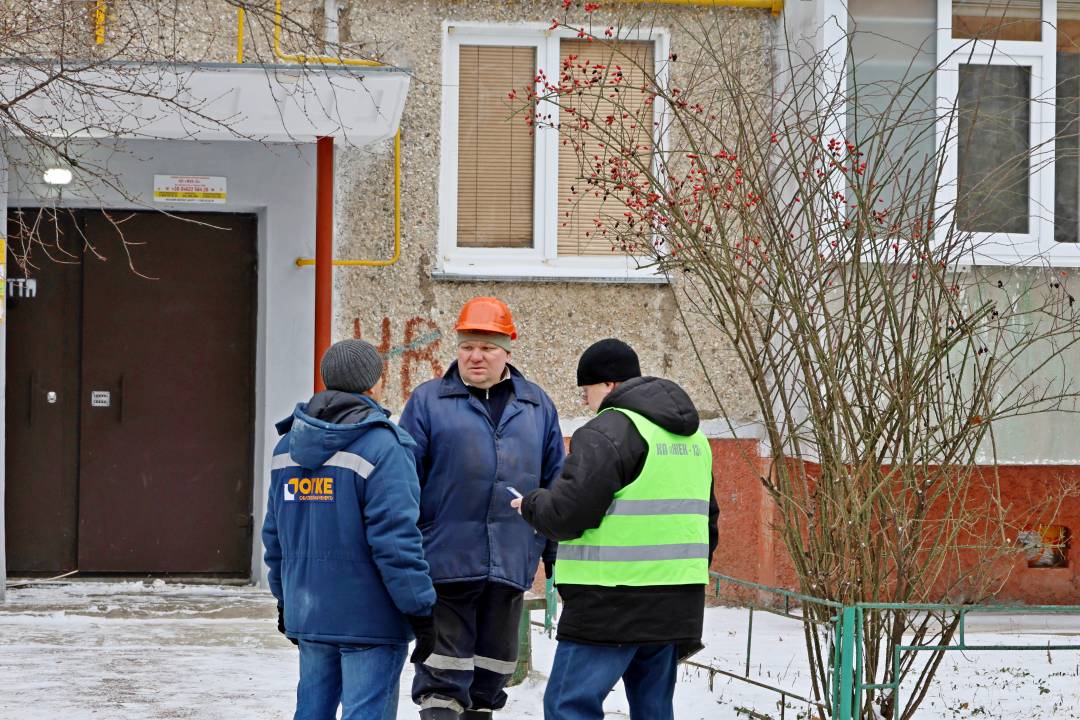 Комунальні служби продовжують ліквідацію наслідків удару безпілотника по житловому будинку в Чернігові