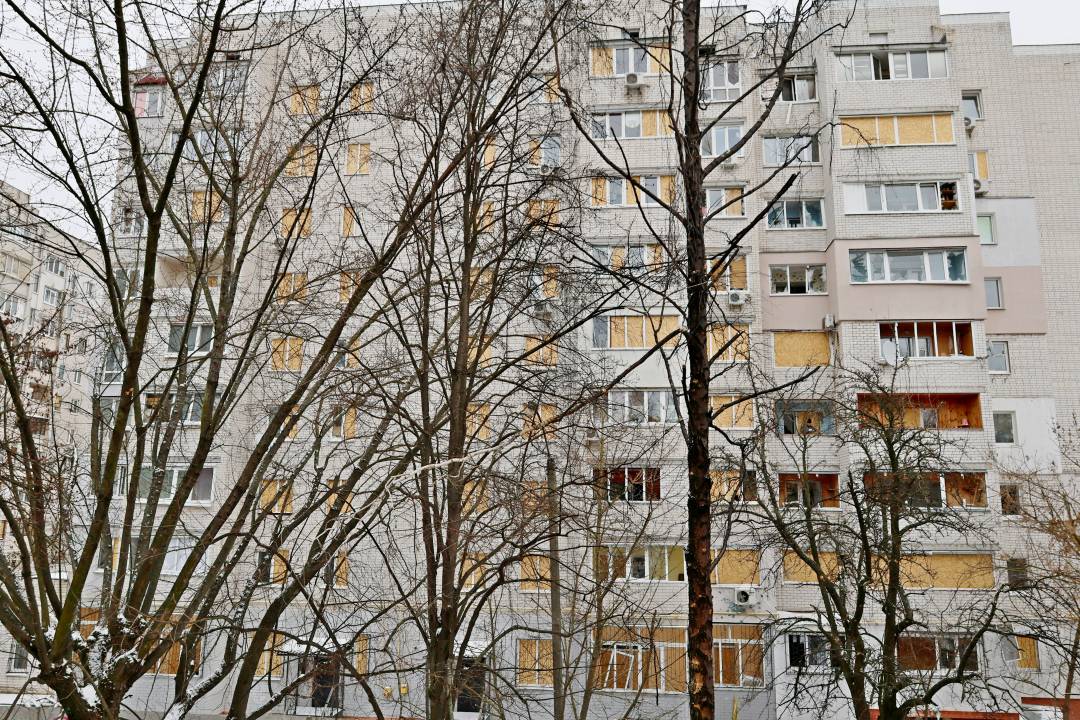 Комунальні служби продовжують ліквідацію наслідків удару безпілотника по житловому будинку в Чернігові