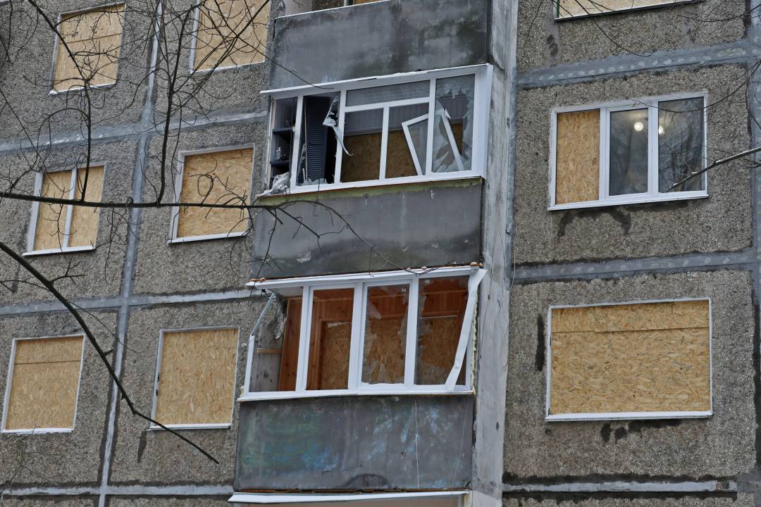 Комунальні служби продовжують ліквідацію наслідків удару безпілотника по житловому будинку в Чернігові