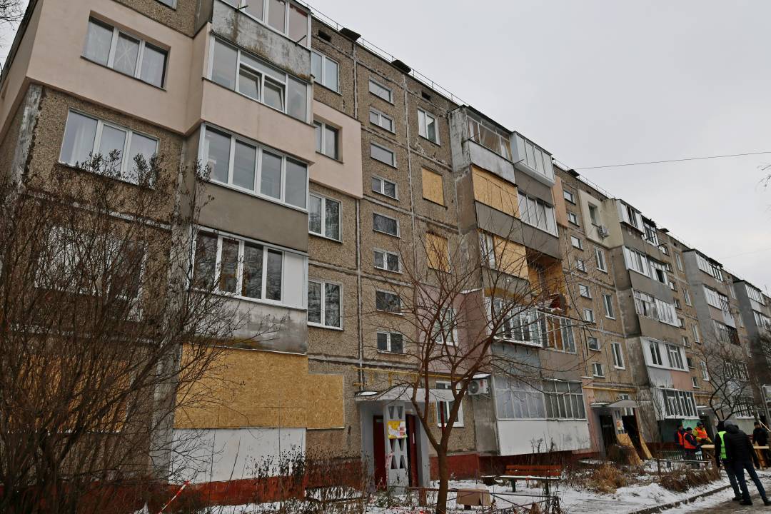 Комунальні служби продовжують ліквідацію наслідків удару безпілотника по житловому будинку в Чернігові