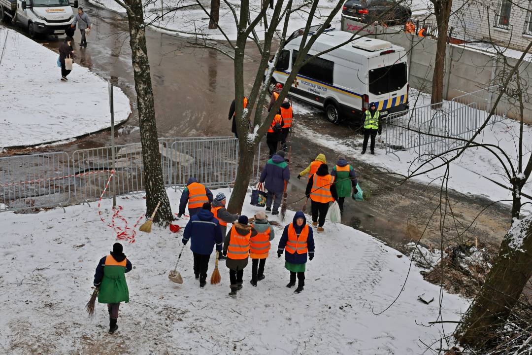 Комунальні служби продовжують ліквідацію наслідків удару безпілотника по житловому будинку в Чернігові