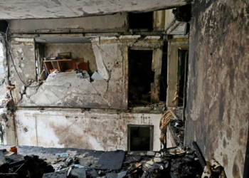 Комунальні служби продовжують ліквідацію наслідків удару безпілотника по житловому будинку в Чернігові