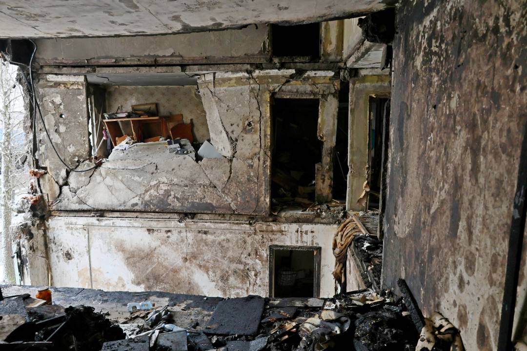 Комунальні служби продовжують ліквідацію наслідків удару безпілотника по житловому будинку в Чернігові