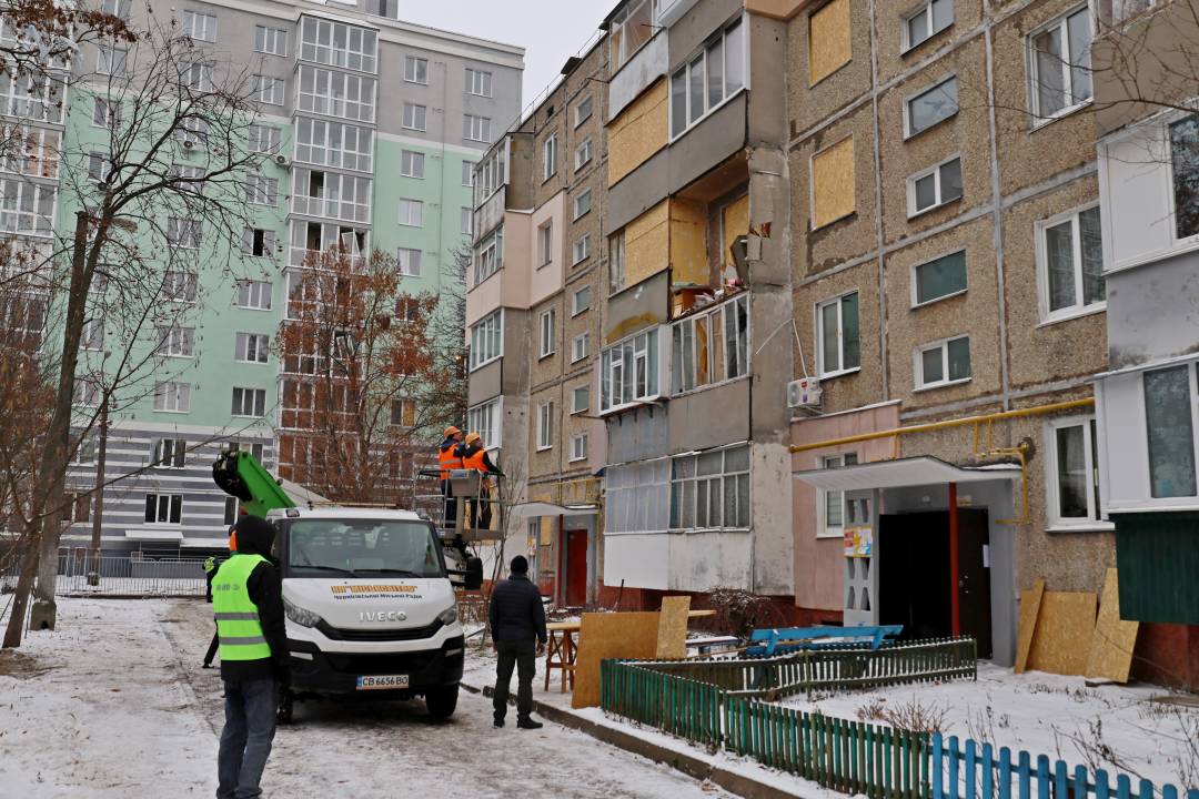Комунальні служби продовжують ліквідацію наслідків удару безпілотника по житловому будинку в Чернігові