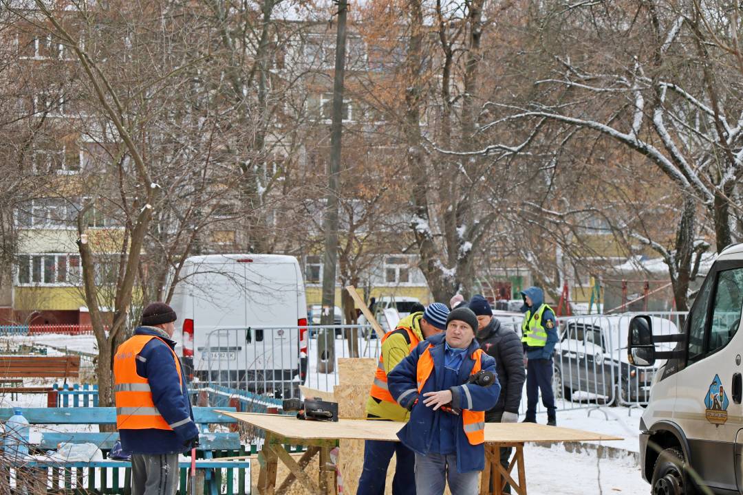 Комунальні служби продовжують ліквідацію наслідків удару безпілотника по житловому будинку в Чернігові