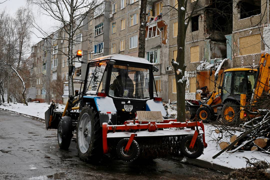 Комунальні служби продовжують ліквідацію наслідків удару безпілотника по житловому будинку в Чернігові